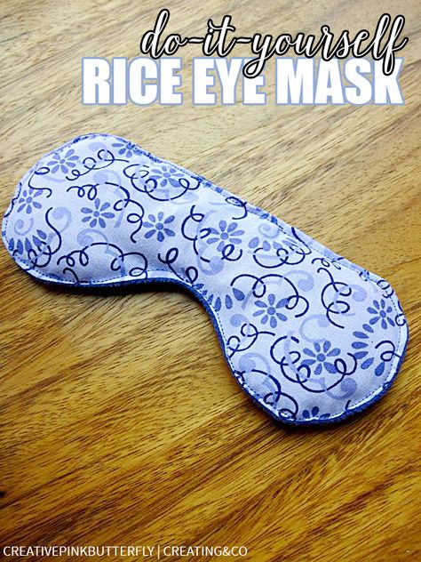 This DIY rice eye mask is easy to make and perfect for a relaxing night at home after a stressful day! Diy Heating Pad, Rice Packs, Rice Bag, Heating Pads, Rice Bags, Beginner Sewing Projects Easy, Costura Diy, Eye Masks, Eye Pillows