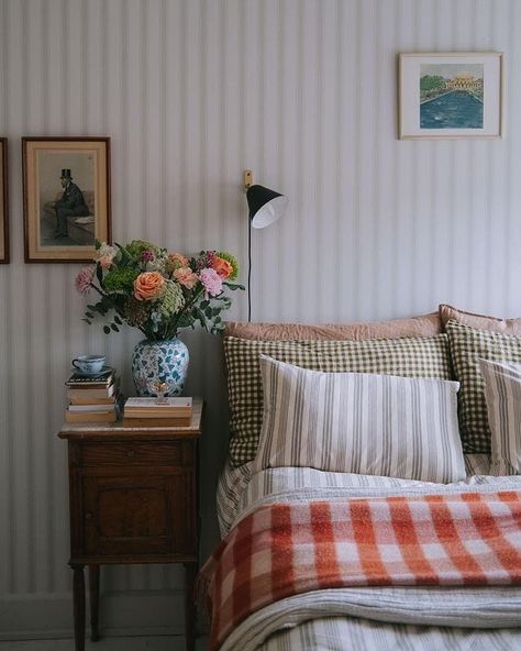 Cozy Country Home Bedroom, Cozy Art Deco Bedroom, Vintage Cottage Bedding, Colorful Walls Bedroom, New England Aesthetic Bedroom, Pattern Mixing Bedding, Girly Vintage Bedroom, 1950s Home Aesthetic, Simple Vintage Bedroom