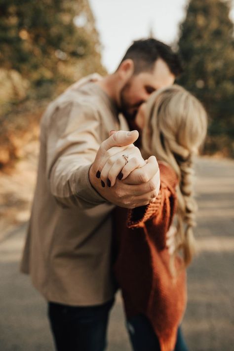 Engagement Shoots Poses, Shaver Lake, Engagement Announcement Photos, Shooting Couple, Lake Engagement Photos, Creative Engagement Photo, Fall Engagement Pictures, Engagement Photography Poses, Couple Engagement Pictures