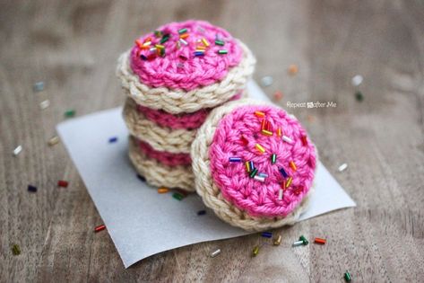 Frosted Crochet Cookie Pattern Crochet Cookie, Crochet Cake, Crochet Baby Gifts, Repeat Crafter Me, Food Patterns, Crochet Food, Crochet Amigurumi Free Patterns, Crochet Goodies, Cookie Frosting