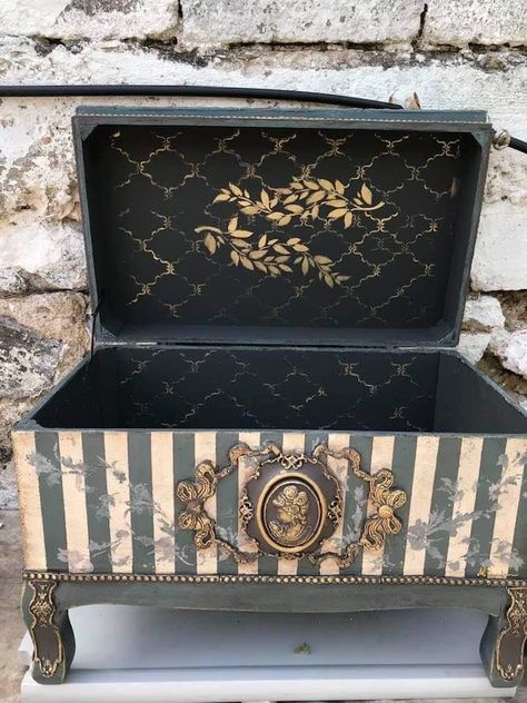 Jewelry Box Makeover, Decoupage Tray, Painted Jewelry Boxes, Decoupage Furniture, Jewelry Box Diy, Decoupage Box, Diy Furniture Renovation, Altered Boxes, Decoupage Art