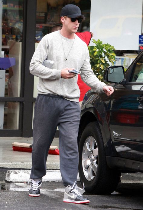 Eva Mendes, Ryan Gosling, Liam Hemsworth, Men In Sweatpants, Eve Mendes, Ryan Gosling Style, Райан Гослинг, Hottest Male Celebrities, Buying Groceries