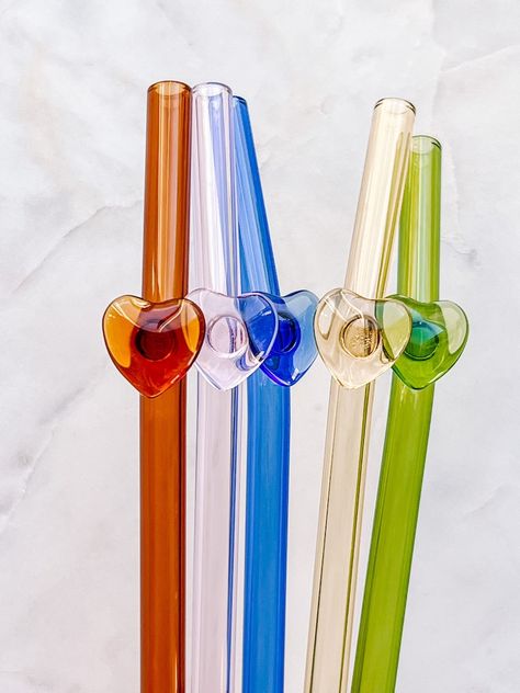 glass heart reusable straw for glass cup with bamboo lid San Juan, Western Cups, Straw Heart, Pride 2024, Heart Straws, Straw Design, Mixed Drinks Alcohol, Drinks Alcohol, Drink Straw