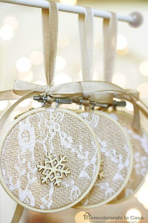 So beautiful and so EASY! Christmas Crafting - Embroidery hoop ornaments Embroidery Hoop Ideas, Embroidery Hoop Christmas, Embroidery Hoop Crafts, Diy Christmas Ornament, Christmas Hanging, Ornament Ideas, Ornament Tutorial, Crafts Christmas, Christmas Ornaments Homemade