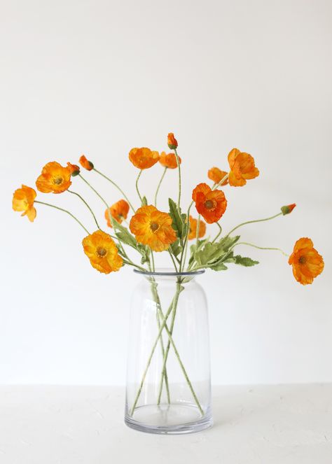 Create a simple faux poppy centerpiece for your home decor with affordable fake flowers from Afloral.com. #artificalflower #poppy #vase Pretty Vases Of Flowers, Fake Florals Wedding, Fake Floral Arrangements, Poppy Centerpiece, Simple Bouquet Of Flowers, Simple Flower Arrangements, Entrance Painting, Flower Arrangements Artificial, Poppy Decor