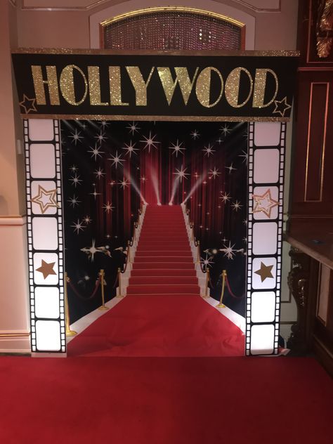 Hollywood Homecoming Poster Ideas, Hollywood Selfie Station, Hollywood Hoco Decorations, Hollywood Christmas Decorations, Diy Red Carpet Backdrop, Hollywood Photo Backdrop, Old Hollywood Photobooth, Hollywood Backdrop Ideas, Diy Red Carpet Rope Stand