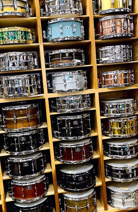 Band Equipment Aesthetic, Snare Drum Aesthetic, Drum Kit Aesthetic, Drum Set Aesthetic, Drums Wallpaper, Drum Room, Ludwig Drums, Drum Shop, Band Jokes