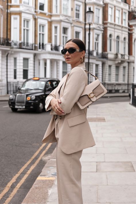 #neutral #outfitoftheday #outfitideas #outfitinspiration #styleinspiration #versacesunglasses #coachbag #coach #londonstreetstyle #london #styleblogger Coach Shoulder Bag Outfit, Coach Bag Outfit, Coach Outfits, Shoulder Bag Outfit, Coach Bucket Bag, Bag Outfit, London Outfit, London Street Style, Coach Shoulder Bag