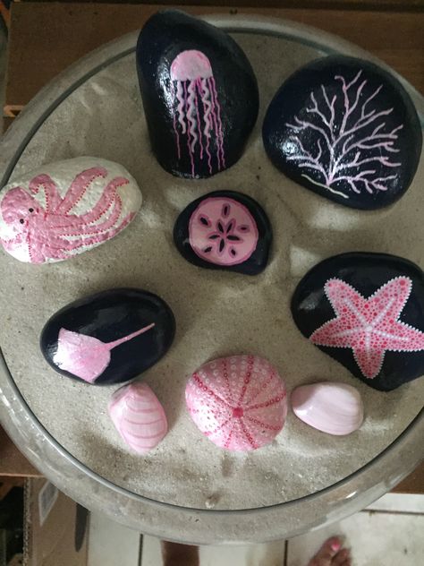 Rock Painting Ideas Ocean Theme, Pebble Art Painting, Ocean Rock Painting Ideas, Painted Rock Aesthetic, Painting On Rocks Aesthetic, Rock Inspo Painting, Beach Theme Rock Painting, Easy Seashell Painting, Color Rocks Ideas