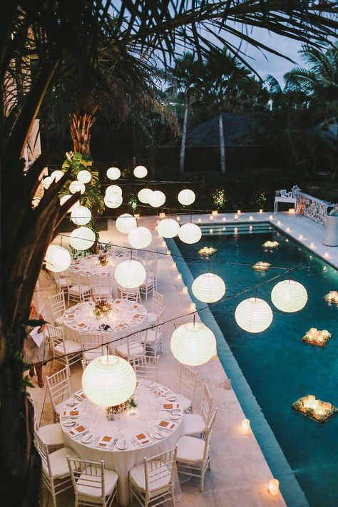 Backyard Wedding Pool, Pool Wedding Decorations, Pool Dekor, Wedding Pool Party, Paper Lanterns Wedding, Lantern Decor Wedding, Pool Wedding, Garden Wedding Reception, Wedding Lanterns