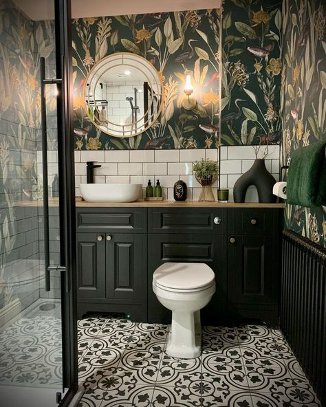 Dark Green Bathroom Vanity With Wallpaper, Small Dark Bathroom Ideas, Cottagecore Bathroom, Moody Bathroom, Trailer Design, Remodel Small Bathroom, Casa Country, Dark Home Decor, Dark Home