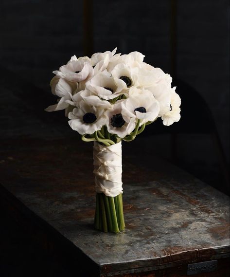 Black Anemone Bouquet, Black Tie Bouquet, White And Black Flower Bouquet, Wedding Flowers Minimalist, White Poppy Bouquet, Wedding Twilight, Unique Wedding Bouquets, Spring Bridal Bouquet, Arabian Wedding