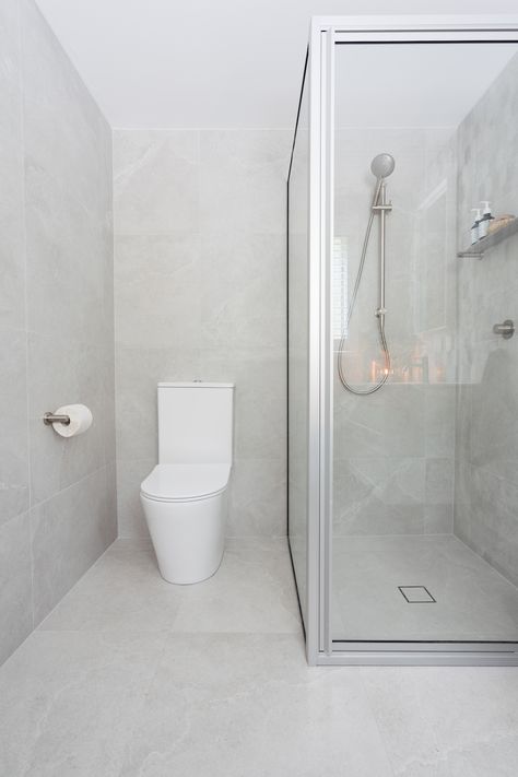 Toilet Without Tiles, Light Grey Floor Tiles Bathroom, Light Grey Toilet, White Bathroom Grey Floor, Big White Tiles Bathroom, Big Bathroom Tiles, Bathroom White Floor, Fully Tiled Bathroom Walls, Bathroom Big Tiles