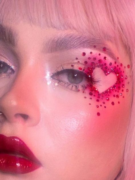 heart-shaped red gems eye makeup look Rhinestone Makeup, Day Makeup Looks, Cute Eye Makeup, Graphic Makeup, Rave Makeup, Valentines Day Makeup, Ethereal Makeup, Valentines Makeup, Makijaż Smokey Eye