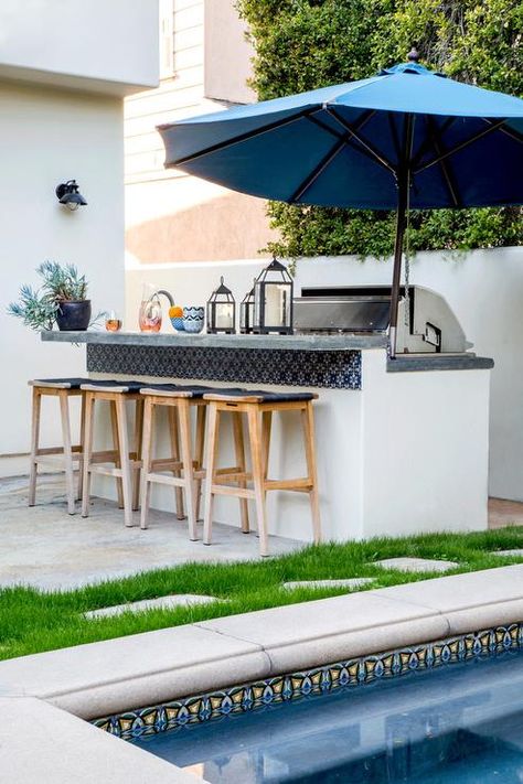 100 DIY Backyard Outdoor Bar Ideas to Inspire Your Next Project - Page 4 of 4 Cement Countertop, Concrete Bar, Bar Island, Design Grill, Diy Outdoor Bar, Outdoor Kitchen Countertops, Spanish Tiles, Outdoor Kitchen Decor, Outdoor Kitchen Bars