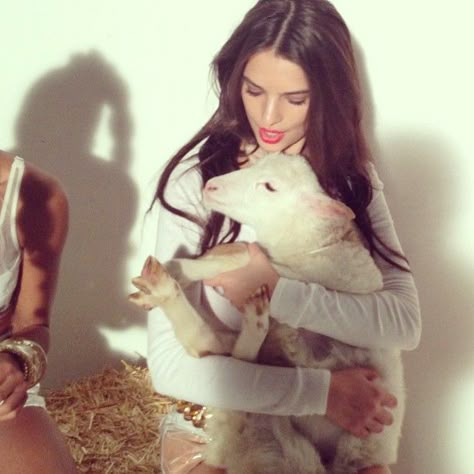 On the set of Robin Thicke's "Blurred Lines" video, cradling a lamb, one of the shoot's more mysterious props. Emily Ratajkowski Hot Photos - Emily Ratajkowski Instagram Photos - Esquire 2000s Vibe, Girl Goals, Robin Thicke, Blurred Lines, Perfect Tan, Perfect Eyes, Emily Ratajkowski, Love Style, Perfect Life