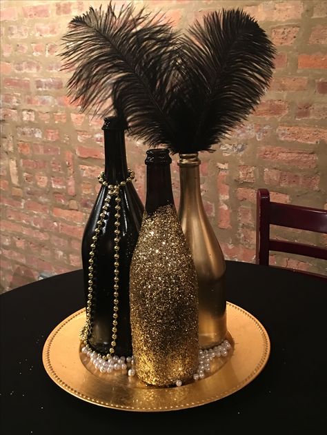 Wine Glass Ideas, Roaring 20s Party Decorations, New Year's Eve Decor, Roaring 20s Birthday Party, 20s Party Decorations, Glass Art Window, Bottle Decoration Ideas, Gatsby Birthday Party, Gatsby Party Decorations