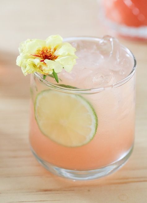 How to Make a Paloma Cocktail // Classic Cocktail Recipes // Cocktail Recipes // Grapefruit Cocktail Recipes Watermelon Paloma Cocktail, Paloma Cocktail With Vodka, Vodka Paloma Cocktail, Paloma Drink Tequila, Paloma Drink, Grapefruit Cocktail Recipes, Paloma Cocktail Tequila Grapefruit Soda, Tequila Soda, Agua Fresca Recipe