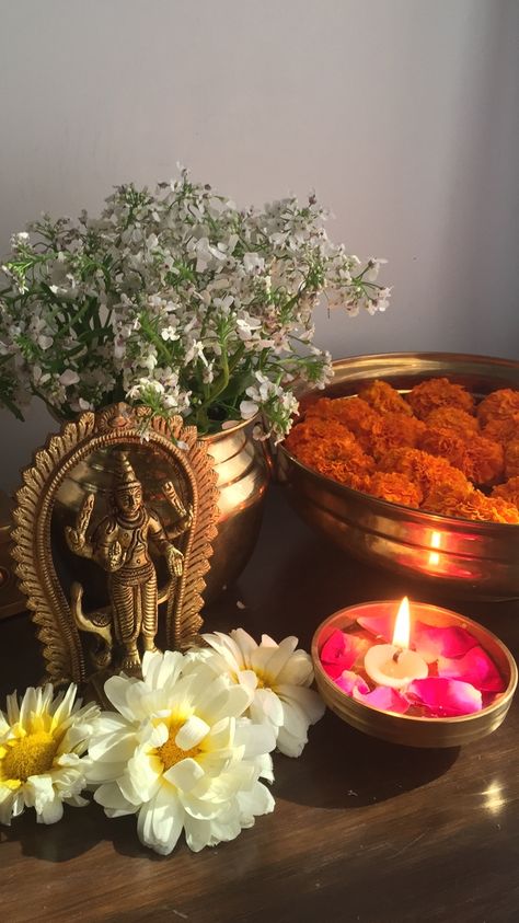 Diwali Aesthetic Decor, Pooja Aesthetic, Puja Decoration At Home, Indian Room, Diwali Decorations At Home, India Home Decor, Indian Living Rooms, Ethnic Home Decor, Ethnic Decor