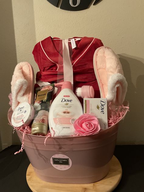 Gift Basket Pink Theme, Christmas Gift Baskets For Mom, Gift Basket For Mom Christmas, Robe Gift Basket Ideas, Burr Basket Ideas For Mom, Women Day Ideas Creative Diy Gifts, Self Care Basket Ideas For Women, Mom's Birthday Ideas, Burr Basket For Mom