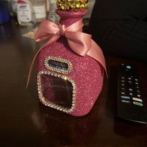 Alcohol Bottle Decorations, Bedazzled Liquor Bottles, Bedazzled Bottle, Alcohol Bottle Crafts, Decorated Liquor Bottles, Bling Bottles, Pretty Alcoholic Drinks, Liquor Bottle Crafts, Glamour Decor