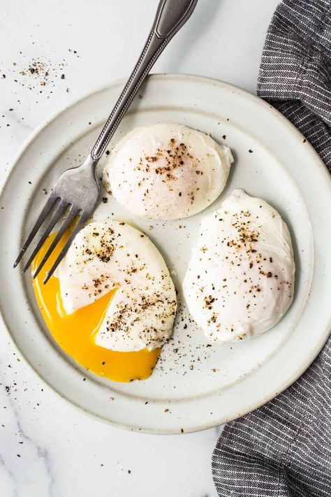 Best Poached Eggs, Poached Eggs Recipe, Cooking Poached Eggs, Easy Poached Eggs, Soft Poached Eggs, Poached Egg Recipe, How To Make A Poached Egg, Eggs Dinner, Perfect Poached Eggs