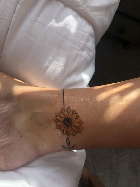 Sunflower Ankle Tattoo, Sunflower Wrist Tattoo, Bracelet Tatoo, Ukrainian Tattoo, Musical Aesthetic, Tattoo Cool, Arabic Henna Designs, Anklet Tattoos, Flame Tattoos