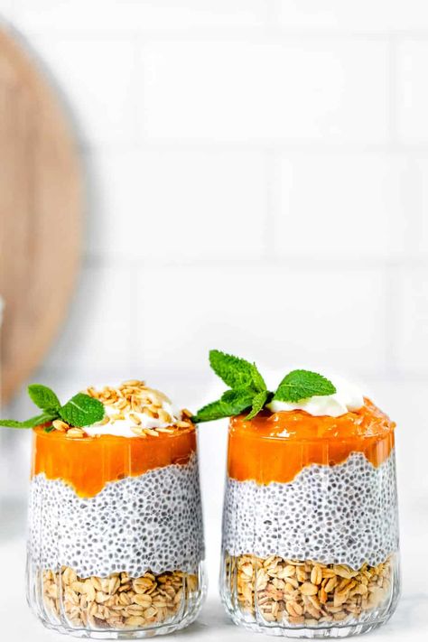 This easy Peach & Apricot Chia Pudding has yummy layers of granola, creamy chia pudding, fruit compote, and yoghurt. It is a simple and delicious breakfast, dessert, or snack option! Postpartum Plan, Chai Pudding, Breakfast Parfaits, Pudding Recept, Easy Yummy Breakfast, Breakfast Overnight, Recipes Chili, Pasta Bread, Pudding Chia