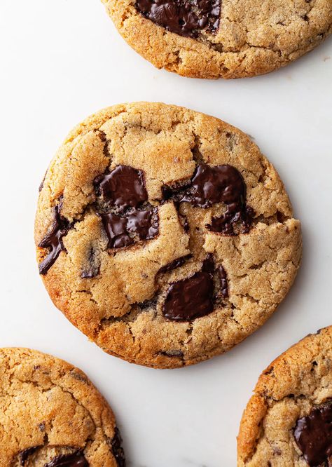 Miso Chocolate Chip Cookies - SO VEGAN Miso Chocolate Chip Cookies, Cookies Bakery, Choco Chip Cookies, Baked Goods Desserts, Miso Paste, Cookie Bakery, Cookie Ball, Choc Chip Cookies, Choco Chips