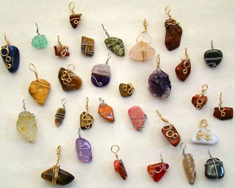 making stone and wired pendants Wrapping Stones, Wire Wrapped Stone Jewelry, Wire Wrapped Jewelry Diy, Wire Wrapped Jewelry Tutorials, Wire Jewelry Designs, Rock Jewelry, Wire Wrapping Crystals, Wire Wrapping Stones, Diy Wire Jewelry