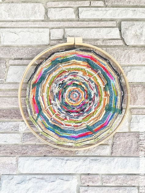 Embroidery Hoop Loom Weaving - How to make an embroidery hoop into a embroidery… Hula Hoop Weaving, Circular Loom, Circular Weaving, Embroidery Hoop Crafts, Bryson City, Weaving Tutorial, Fibres Textiles, Sewing Book, Weaving Projects