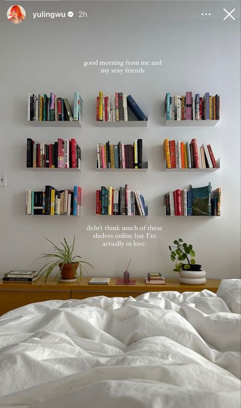 Bedroom Bookshelves, Deco Studio, Casa Country, Apartment Decor Inspiration, Dream Apartment, House Room, Apartment Inspiration, Floating Shelf, Apartment Room