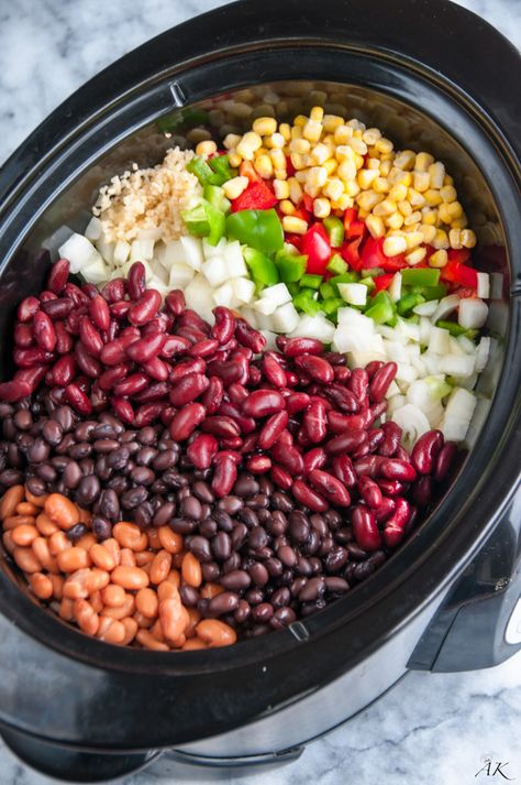 Slow Cooker Three Bean Chili Three Bean Chili, Bean Chili Recipe, Vegan Slow Cooker, Decorações Com Comidas, Crock Pot Recipes, Bean Chili, Vegan Chili, Slow Cook, Vegetarian Chili