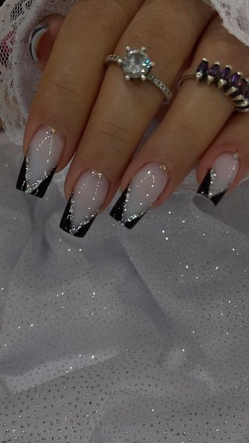 Gel Nail Tip Ideas, Acrylic Nail French Tip With Design, Cute Nails For Wedding, Cute New Years Nails Short, Nail Ombre Ideas, New Year's Nails Design, Idee Nail Art, Black Tip Nail Designs, Gel Polish Nail Design