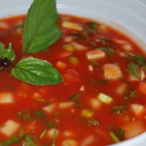 Gaspacho Soup, Pumpkin Recipes Dinner, Gazpacho Soup, Gazpacho Recipe, Summer Soup, Cold Soup, Healthy Summer Recipes, Mediterranean Diet Recipes, Gazpacho