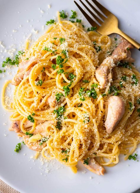 Spaghetti with tender chicken slices and sprinkled with grated parmesan and chopped parsley. Chicken Scampi Pasta, Easy Entrees, Chicken Scampi, Scampi Pasta, Italian Chicken Recipes, Pasta Noodle Recipe, Rasa Malaysia, Chicken Slices, Beef Casserole Recipes