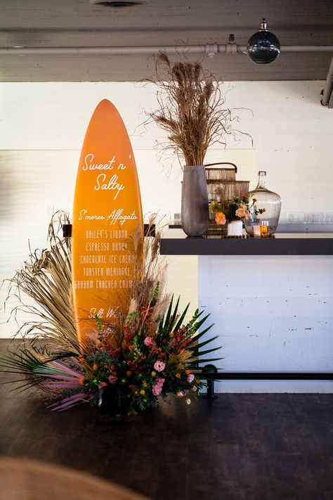 We're ready to hit the beach with this California dinner party. You can't miss this fun, seaside event on PartySlate.  #barideas #cocktailhour #eventplanning #dinnerparty #eventinspo California Party Theme, Beach Dinner Party, Beach Dinner Parties, Vintage Beach Party, Retro Ocean, Beach Centerpieces, Retro Nautical, Beach Formal, Goa Wedding