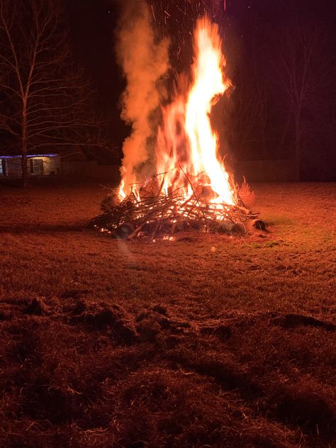 Big Bonfire Party, Giant Bonfire, Halloween Bonfire Party, November Birthday Party Ideas, Country Bonfire, Bonfire Winter, Huge Bonfire, November Birthday Party, Halloween Bonfire