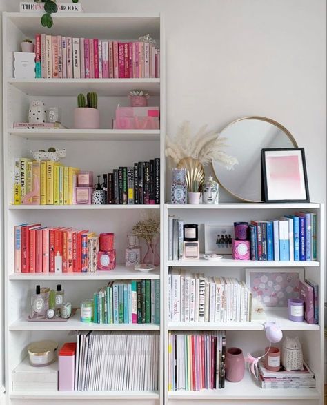 White Bookshelf Decor Bedroom, Ikea Bedroom Bookshelf, Preppy Bookshelf Ideas, Bookshelf Books Styling, Ikea Book Shelf Decor, Clean Bookshelf Aesthetic, Gaming Room Bookshelf, Billy Bookcase Styling With Books, Billy Bookcase Inspiration