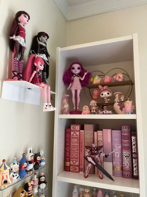 Doll Collection Display Ideas, Draculaura Room, Monster High Dolls Aesthetic, Doll Display Ideas Shelves, Monster High Room Ideas, Monster High Display Ideas, Monster High Themed Bedroom, Monster High Display, Monster High Shelf Display