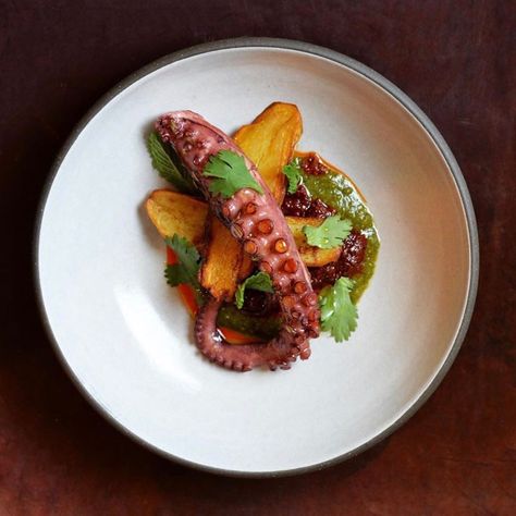 Octopus With Potatoes, Japanese Octopus, Plating Ideas, Crispy Potatoes, Style Japanese, Kitchen Scissors, Food Presentation, Food Plating, Amazing Food