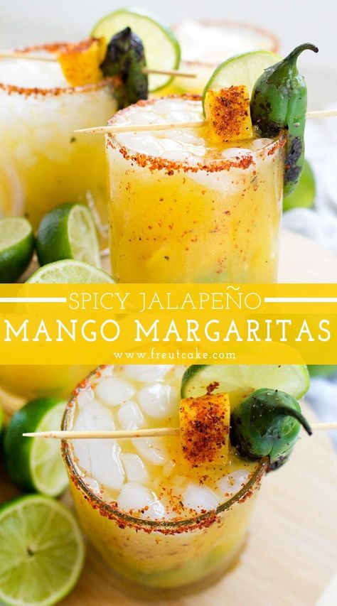 Jalapeño Cocktail, Mango Jalapeno Margarita, Mango Margarita Recipe, Margarita Cocktails, Hemgjord Glass, Grill Dessert, Spicy Drinks, Jalapeno Margarita, Mango Margarita