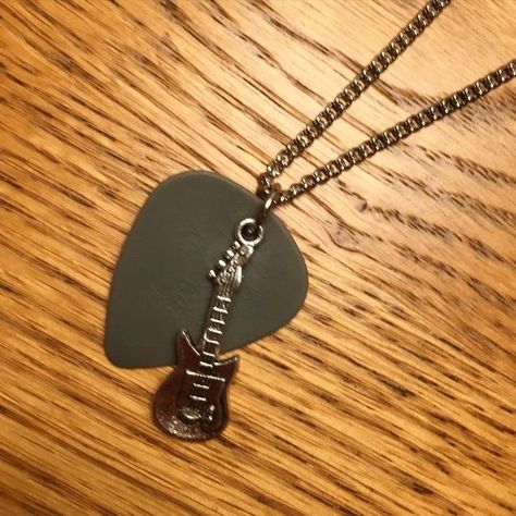 Aesthetic Guitar Picks, Guitar Pick Aesthetic, Guitar Picks Aesthetic, Gitar Vintage, Cool Guitar Picks, Guitar Jewelry, Pretty Guitars, Guitar Pick Jewelry, Guitar Pick Necklace