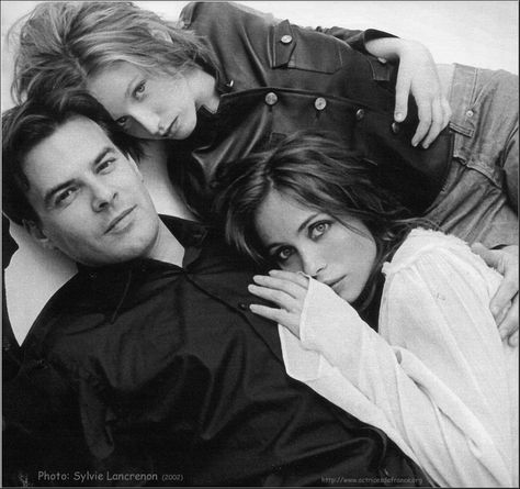 Polyamory, trio, mff, triad, love Poly Couple, Francois Ozon, Ludivine Sagnier, Group Poses, Romantic Photoshoot, Commitment Ceremony, Art Poses, Pose Reference Photo, Book Inspiration