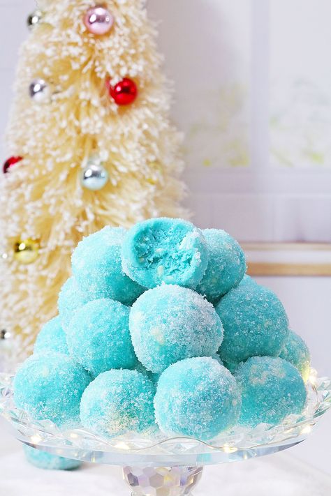 Truffle Recipe Christmas, Blue Curacao Liqueur, Christmas Truffles, Christmas Meals, Christmas Desserts Easy, Blue Desserts, Dessert Spread, Candy Truffles, Boozy Desserts