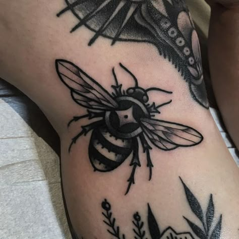 Bee Tattoos, Le Tattoo, Tattoo Filler, Bug Tattoo, Insect Tattoo, Traditional Tattoo Sleeve, 4 Tattoo, Knee Tattoo, Bee Tattoo