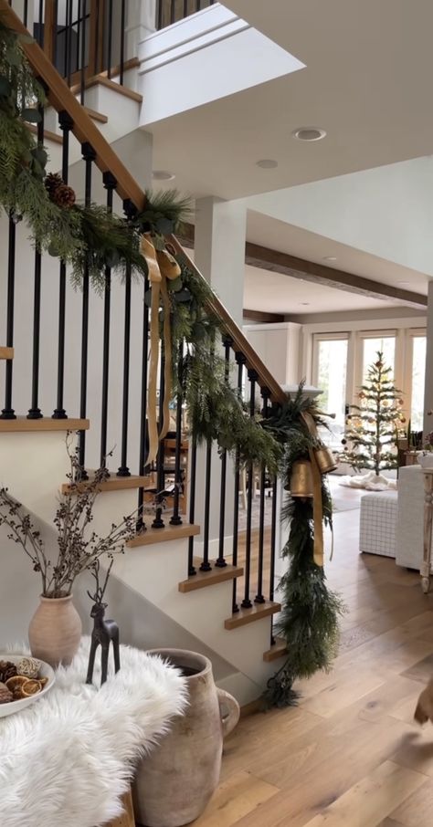 Closed Staircase Christmas Decor, Stairwell Christmas Decor, Loft Christmas Decor, Earth Tone Christmas Decor, Christmas Decor Staircase, Christmas Foyer Decor, Stairs Decor Ideas, Christmas Garland Staircase, Christmas Garland On Stairs