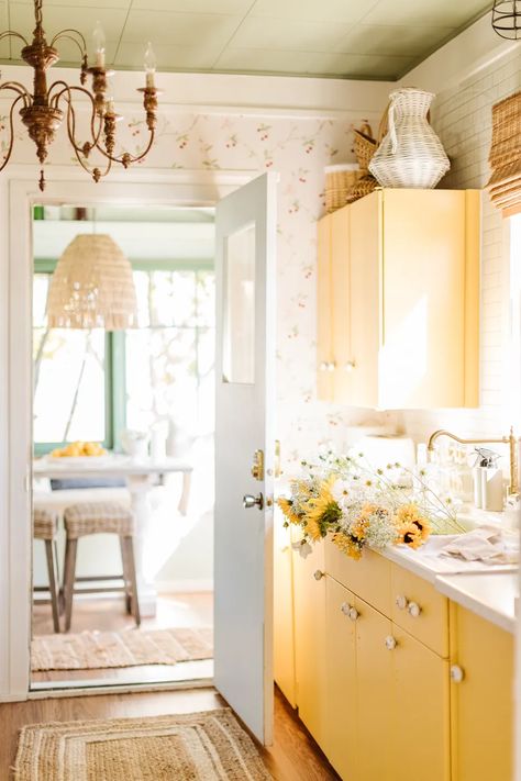 Eclectic Farmhouse, Jillian Harris, Cottage House, Kitchen Cabinet Colors, Cottage Kitchen, Style At Home, Eclectic Style, Decor Tips, Dream House Decor