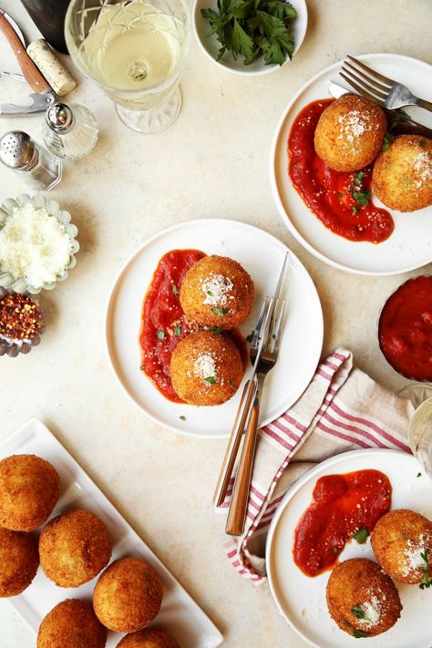 Arancini - The Candid Appetite First Course Ideas, Starters For Dinner, Italian Starters, Starter Ideas, Vegetarian Risotto, Dinner Party Starters, Risotto Balls, Healthy Starters, Arancini Recipe