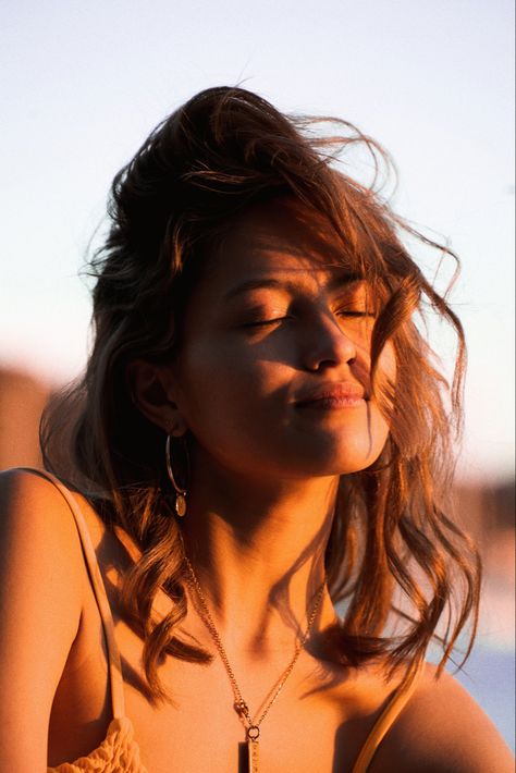 Woman Relaxing Photography, Front Lighting Photography, Sunrise Lighting Reference, Beach Sunset Portrait, Natural Lighting Portrait, Sunrise Portrait Photography, Golden Hour Photography Portraits, Sunlight Photography Portraits, Natural Light Portrait Photography